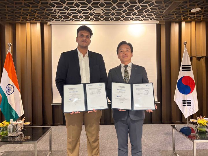 [서울=뉴시스] 그라하 스페이스와 이노스페이스 업무협약(MOU) 체결식에서 아파라지트 뱅갈로르 수브라 마니마란 그라하 스페이스 프로젝트 총괄 책임자(왼쪽) 문진호 이노스페이스 해외영업팀장이 기념 촬영하는 모습. (사진=이노스페이스 제공) 2026.04.21. photo@newsis.com *재판매 및 DB 금지