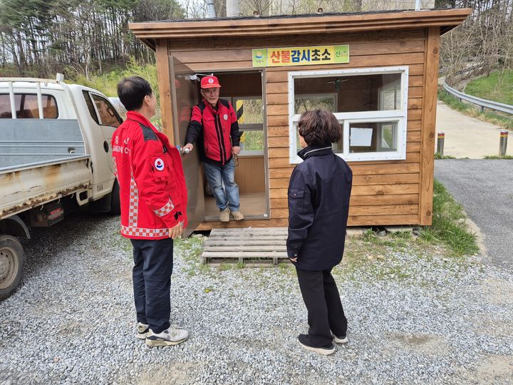 [강릉=뉴시스] 강릉시 관계자가 특별대책기간 중 산불감시초소를 방문해 시설물을 점검하고 감시원의 근무 환경 개선점 등을 청취하는 등 현장 중심의 점검과 근무자 격려하고 있다.(사진=강릉시 제공)photo@newsis.com *재판매 및 DB 금지