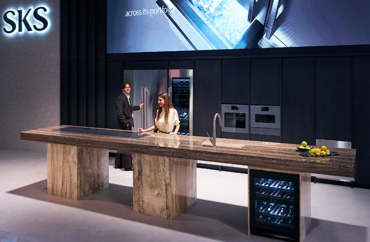 LG전자가 伊 밀라노에서 현지시간 20일부터 26일까지 열리는 디자인 전시회 '밀라노 디자인 위크(Milan Design Week) 2026'의 주방가전·가구 박람회 '유로쿠치나(EuroCucina)'에 참가해 역대 최대 규모의 빌트인 가전 라인업을 선보인다. 관람객이 초프리미엄 빌트인 가전 브랜드 'SKS'를 살펴보는 모습.(사진제공=LG전자) *재판매 및 DB 금지