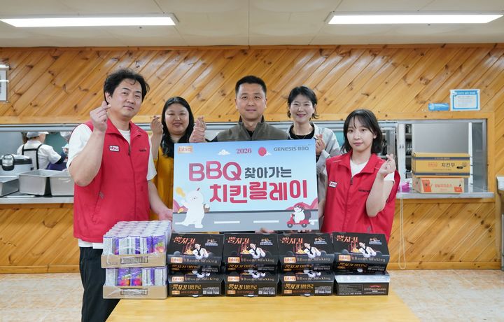 [서울=뉴시스] BBQ가 장애인의 날을 맞아 중증장애인 보호시설 '엘리엘동산'에 치킨 100인분을 전달하며 따뜻한 나눔을 실천했다.(제너시스BBQ 그룹) *재판매 및 DB 금지