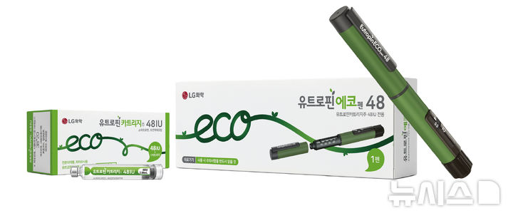 [서울=뉴시스] LG화학은 성장치료 아이와 보호자의 치료 선택지를 넓히기 위해 성장호르몬 '유트로핀' 브랜드 첫 주사액 카트리지 교체형 제품 세트인 '유트로핀에코펜48'과 에코펜 전용 주사액인 '유트로핀카트리지주48IU'를 출시한다고 21일 밝혔다. (사진=LG화학 제공) 2026.04.21. photo@newsis.com