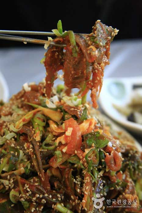 [서울=뉴시스] 대변항 남항횟집 멸치회무침. (사진=한국관광공사) *재판매 및 DB 금지