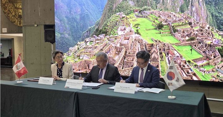 [서울=뉴시스] 지난 17일 홍소연 주페루 대한민국대사관 참사관, 카를로스 펠리페 페루 문화부 사무총장, 이귀영 국가유산진흥원장이 협의의사록을 체결하는 모습 (사진=국가유산청 제공) 2026.04.21. photo@newsis.com *재판매 및 DB 금지