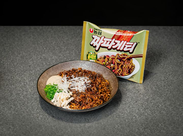 [서울=뉴시스] 농심이 짚불 훈연 우대 갈비와 항정살로 유명한 '몽탄'에서 특별 메뉴 '몽탄 짜파게티'를 선보인다.(사진=농심) *재판매 및 DB 금지