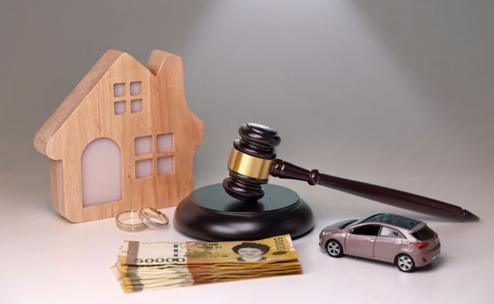 [서울=뉴시스] 21일 YTN 라디오 '조인섭 변호사의 상담소'는 두 차례 결혼과 이혼을 겪은 60대 남성 A씨의 제보를 공개했다. A씨는 딸의 결혼을 위해 아내 B씨와 재결합했다가 다시 갈라섰는데, B씨는 첫 이혼 이후의 10년까지 포함해서 연금분할을 요구했다. (사진=유토이미지)