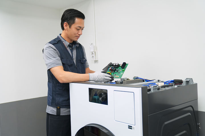 [서울=뉴시스]삼성전자서비스 엔지니어가 세탁기, 스마트폰 수리를 제공하는 모습. (사진=삼성전자서비스 제공) 2026.04.21. photo@newsis.com *재판매 및 DB 금지