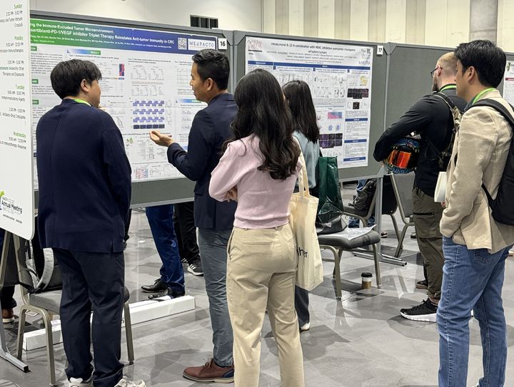 [서울=뉴시스] AACR에서 강동우 메드팩토 연구본부장이 포스터를 설명하고 있다. (사진=메드팩토 제공) 2026.04.21. photo@newsis.com *재판매 및 DB 금지
