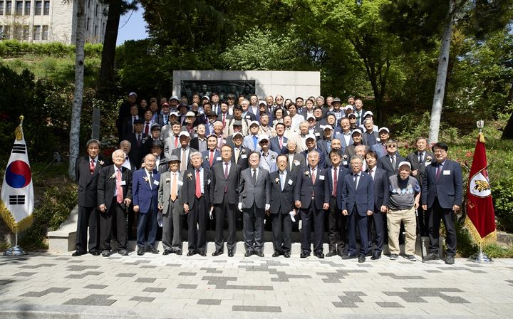 [서울=뉴시스] 지난 18일 고려대에서 열린 '4·18 고대생 의거' 66주년 헌화식의 참가자들이 기념 사진을 촬영하고 있다. (사진=고려대 제공) 2026.04.21. photo@newsis.com *재판매 및 DB 금지