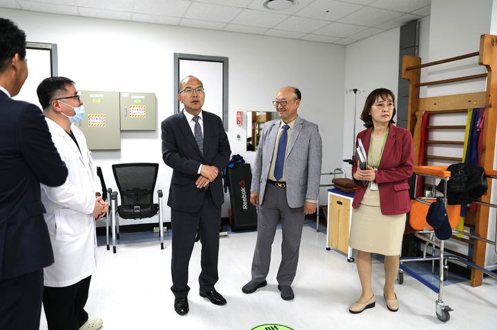 [원주=뉴시스] 윤종진 이사장(왼쪽 세 번째)이 인천보훈병원을 방문해 의료 현장을 점검하고 있다. (사진=한국보훈복지의료공단 제공) 2026.04.21. photo@newsis.com *재판매 및 DB 금지