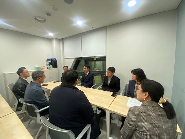 [서울=뉴시스]김천홍 교육감 권한대행(부교육감)이 지난 3월 30일 강남서초교육지원청 지역 내 대형 학원을 대상으로 한 교습비 특별점검 현장에 동행, 관계자들과 간담회를 갖고 있다. (사진 = 서울시교육청) 2026.04.21. photo@newsis.com *재판매 및 DB 금지