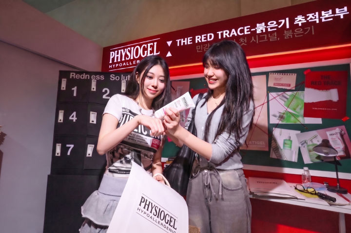 [서울=뉴시스] LG생활건강 피지오겔, 팝업스토어 '붉은기 추적본부' 현장 사진 (사진=LG생활건강 제공) 2026.04.21. photo@newsis.com *재판매 및 DB 금지