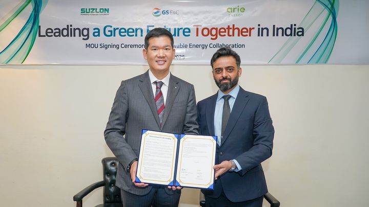 [서울=뉴시스] 20일 인도 델리에서 GS건설 허윤홍 대표(사진 왼쪽)과 아리 에너지(Arie Energy) 비슈와지트 파르마르(Vishwajitsinh Parmar) 대표가 업무협약을 체결하고 기념사진을 촬영하고 있다. (사진=GS건설 제공) 2026.04.21. photo@newsis.com *재판매 및 DB 금지