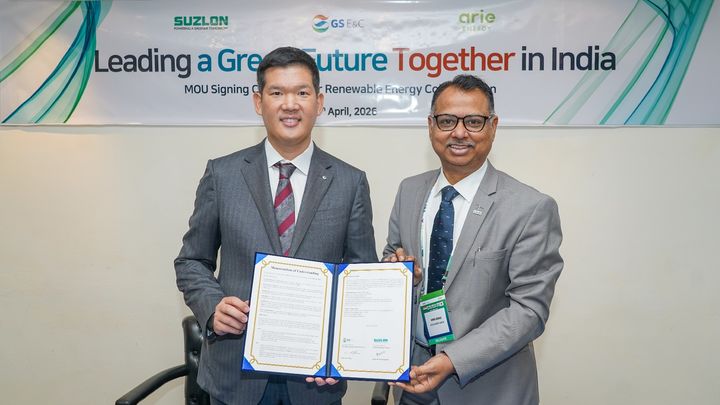 [서울=뉴시스] 20일 인도 델리에서 GS건설 허윤홍 대표(사진 왼쪽)과 수즐론 에너지(Suzlon Energy) 디네시 다야난드 자그달레(Dinesh Dayanand Jagdale) 사장이 업무협약을 체결하고 기념사진을 촬영하고 있다. (사진=GS건설 제공) 2026.04.21. photo@newsis.com *재판매 및 DB 금지