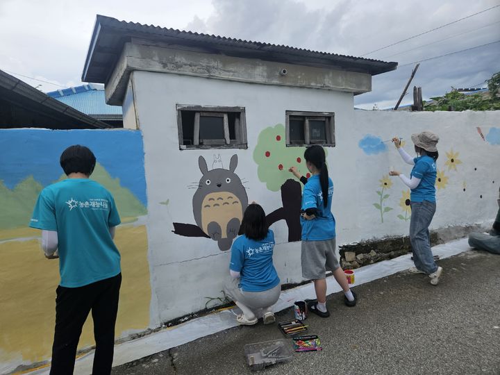 [세종=뉴시스] 농림축산식품부는 일반 및 대학생 단체 62곳을 선정하고 4월부터 '농촌 맞춤형 봉사활동 지원 사업'을 본격 시행한다고 21일 밝혔다. (사진=농식품부 제공) 2026.04.21. photo@newsis.com *재판매 및 DB 금지