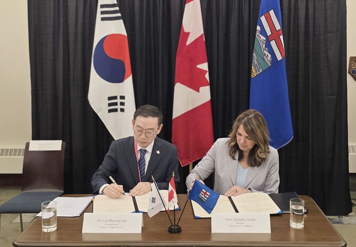 [앨버타=뉴시스] 이명구 관세청장(왼쪽)이 지난 20일(현지시각) 캐나다 앨버타주 에드먼턴에서 다니엘 스미스 앨버타 주정부 수상과 '원산지 증빙 서류 간소화에 관한 공동성명'에 서명하고 있다.(사진=관세청 제공) *재판매 및 DB 금지