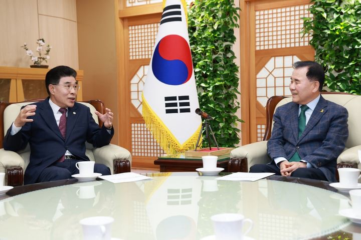 [계룡=뉴시스]이응우 계룡시장이 20일 김지철 충남도교육감을 만나 ‘계룡교육지원청 신설’을 건의했다. 2026. 04. 21 photo@newsis.com *재판매 및 DB 금지