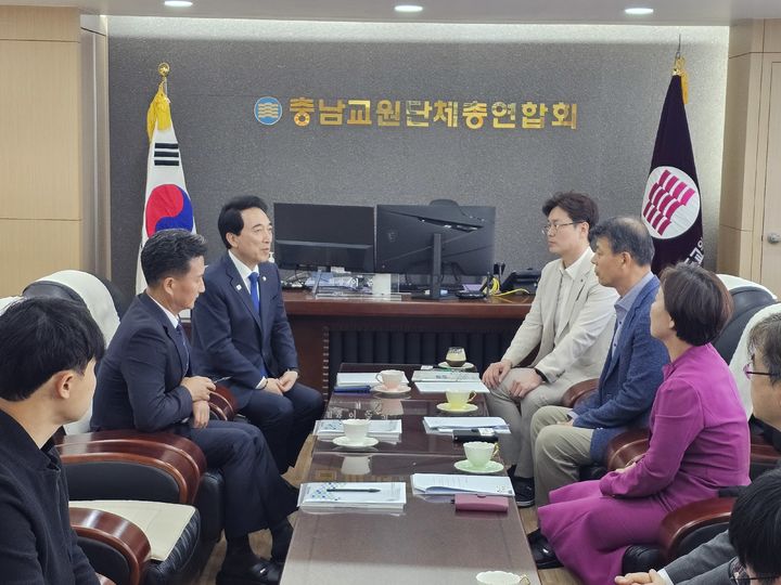 [홍성=뉴시스] 박수현 더불어민주당 충남도지사 예비후보가 20일 충남교총 사무실을 찾아 계룡시에서 발생한 학생의 교사 피습 사건과 관련 교권 실태를 파악하고 있다. (사진=충남교총 제공) 2026.04.21 photo@newsis.com *재판매 및 DB 금지