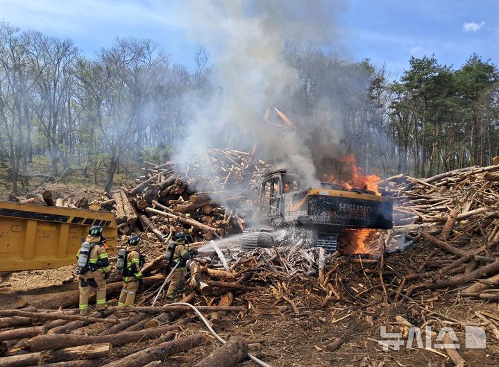 [울진=뉴시스] 안병철 기자 = 지난 20일 오전 10시48분께 경북 울진군 죽변면에서 벌목 작업 중이던 굴착기에서 화재가 발생했다.(사진=경북소방본부 제공) 2026.04.21. photo@newsis.com