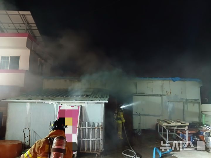 [포항=뉴시스] 안병철 기자 = 지난 20일 오후 7시24분께 경북 포항시 남구 구룡포 한 식당 외부 창고에서 화재가 발생했다.(사진=경북소방본부 제공) 2026.04.21. photo@newsis.com