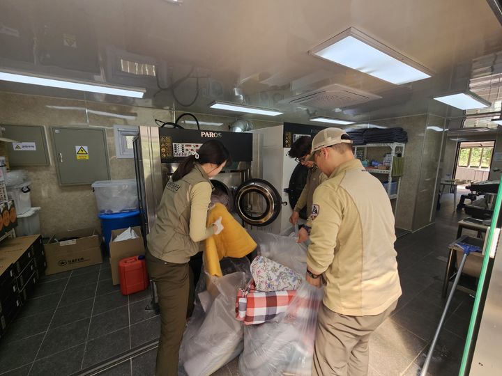 [산청=뉴시스] 지리산국립공원경남사무소 산골마을 어르신 세탁 서비스 (사진=지리산국립공원 제공) 2026. 04. 21. photo@newsis.com *재판매 및 DB 금지