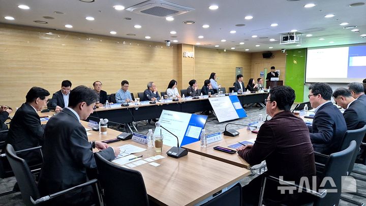 [제주=뉴시스] 제주국제자유도시개발센터(JDC)의 '제주 인곤지능(AI) 인프라 및 산업 생태계 조성 연구회'가 20일 발족해 회의가 진행되고 있다. (사진=JDC 제공) 2026.04.21. photo@newsis.com *재판매 및 DB 금지