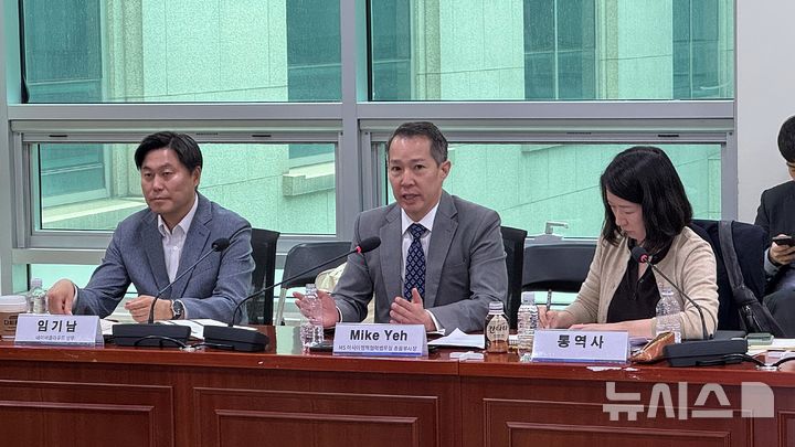 [서울=뉴시스] 윤정민 기자 = 마이크 예 마이크로소프트(MS) 아시아 정책협력법무실 총괄 부사장(가운데)이 21일 오전 국회 의원회관에서 열린 '개방형 AI 생태계 구축을 위한 토론회'에서 발표하고 있다. 2026.04.21. alpaca@newsis.com