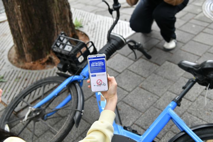 [서울=뉴시스] 방치된 공유 전기자전거를 공유모빌리티 통합신고 시스템을 이용해 신고하는 모습. (사진=노원구 제공) 2026.04.21. *재판매 및 DB 금지