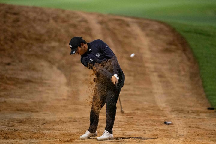 [서울=뉴시스] 코리안 골프 클럽의 김민규가 5일(현지 시간) 사우디아라비아 리야드 리야드 골프클럽에서 열린 LIV 골프 리야드 2라운드 4번 홀 벙커에서 샷을 하고 있다. (사진=LIV 골프 제공) 2026.02.06. *재판매 및 DB 금지