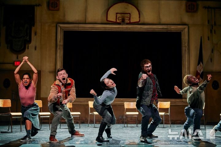 [서울=뉴시스] '어셈블리 홀' 공연 장면. (사진=LG아트센터 제공) 