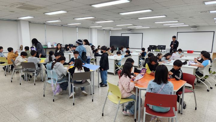 [진주=뉴시스]창녕 남지초, 과학톡톡 일일과학체험.(사진=경남과학교육원 제공).2026.04.21.photo@newsis.com *재판매 및 DB 금지