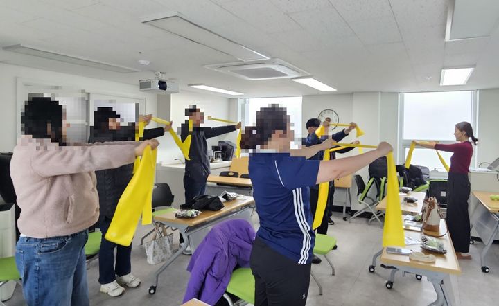 [대구=뉴시스] 대구 북구정신건강복지센터 '건강백과사전' 프로그램 운영 모습. (사진=대구 북구 제공) 2026.04.21. photo@newsis.com *재판매 및 DB 금지