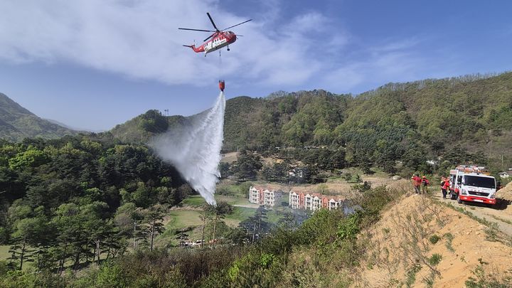 [양양=뉴시스] 강원 양양군 서면 논화리 인근 야산에서 산불이 발생한 가운데 헬기가 진화에 나서고 있다. (사진=양양군 제공) 2026.04.21. photo@newsis.com *재판매 및 DB 금지