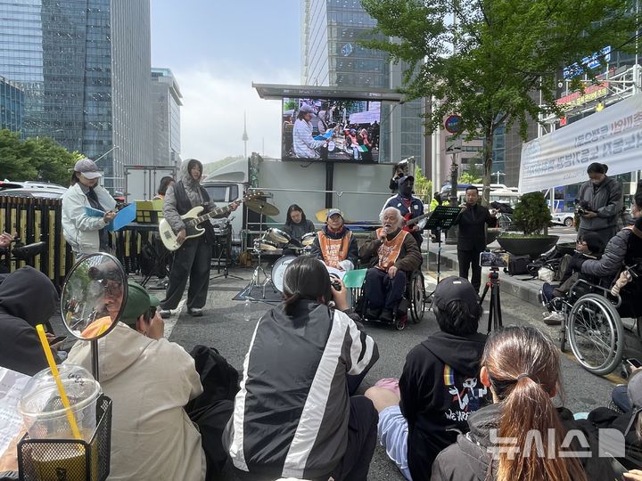 [서울=뉴시스] 전국장애인차별철폐연대(전장연) 활동가들이 21일 오전 서울 중구 고용노동청 앞에서 '2026 장애인 차별철폐 선거연대 투쟁결의대회'를 열고 있다. 2026.04.21. photo@newsis.com
