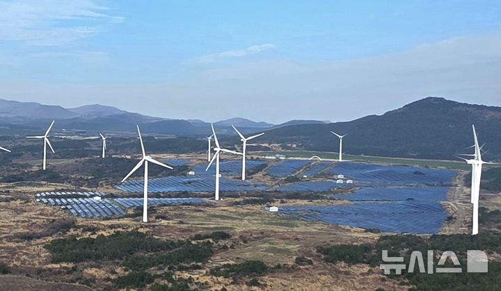 [제주=뉴시스] 제주 서귀포시 표선면 가시리지역 목장의 태양광과 풍력시설. (사진=뉴시스 DB). photo@newsis.com 