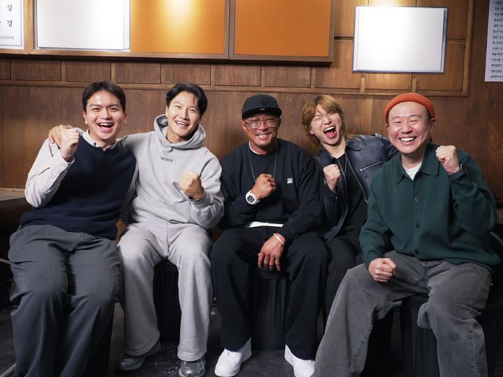 [서울=뉴시스] 21일 온라인으로 진행된 SBS Plus 새 예능 프로그램 '상남자의 여행법' 제작발표회에서 황인목 PD, 가수 김종국, 방송인 추성훈, 그룹 빅뱅 대성, 김진호 PD가 포즈를 취하고 있다. (사진=SBS Plus 제공) 2026.04.21. photo@newsis.com *재판매 및 DB 금지