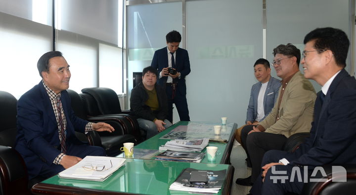 [전주=뉴시스] 김얼 기자 = 이원택(오른쪽) 더불어민주당 전북특별자치도지사 예비후보가 21일 전북 전주시 뉴시스전북취재본부를 방문해 윤석일(왼쪽) 뉴시스전북취재본부장과 간담회를 갖고 있다. 2026.04.21. pmkeul@newsis.com