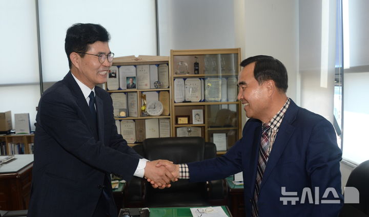 [전주=뉴시스] 김얼 기자 = 이원택(왼쪽) 더불어민주당 전북특별자치도지사 예비후보가 21일 전북 전주시 뉴시스전북취재본부를 방문해 윤석일 뉴시스전북취재본부장과 간담회를 갖고 있다. 2026.04.21. pmkeul@newsis.com