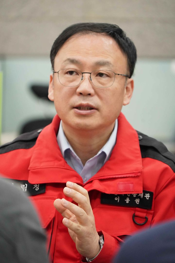 [대전=뉴시스] 이용권 산림청 산림재난통제관이 21일 대형산불특별대책기간 종료에 따른 기자단 브리핑을 하고 있다(사진=산림청 제공) *재판매 및 DB 금지