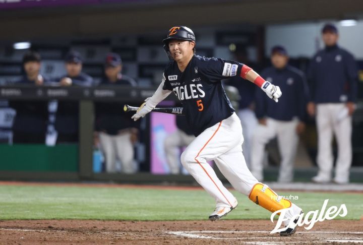 [서울=뉴시스] 프로야구 한화 이글스 이도윤이 18일 부산 사직구장에서 열린 2026 신한 쏠 KBO리그 롯데 자이언츠와의 경기에서 안타를 치고 있다. (사진=한화 이글스 제공) 2026.04.18. *재판매 및 DB 금지