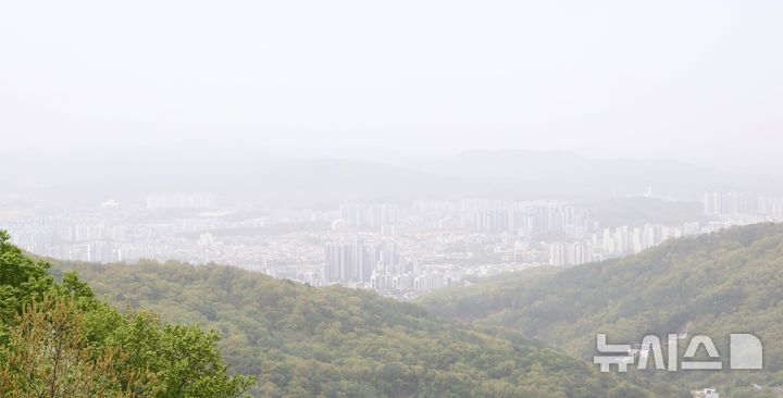 [청주=뉴시스] 서주영 기자 = 중국발 황사의 영향으로 미세먼지 주의보가 발효된 21일 오전 충북 상당산성에서 바라본 청주 도심의 하늘이 뿌옇다. 2026.04.21. juyeong@newsis.com