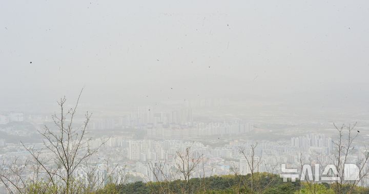 [청주=뉴시스] 서주영 기자 = 중국발 황사의 영향으로 미세먼지 주의보가 발효된 21일 오전 충북 상당산성에서 바라본 청주 도심의 하늘이 뿌옇다. 2026.04.21. juyeong@newsis.com