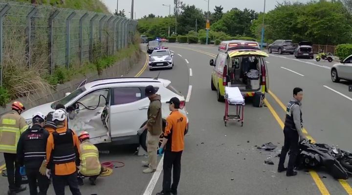 [울산=뉴시스] 20일 오후 울산 동구 미포산업로에서 오토바이와 스포츠유틸리티차(SUV)가 충돌한 사고가 발생해 경찰이 사고를 수습하고 있다. (사진=울산소방본부 제공) 2026.04.21. photo@newsis.com *재판매 및 DB 금지