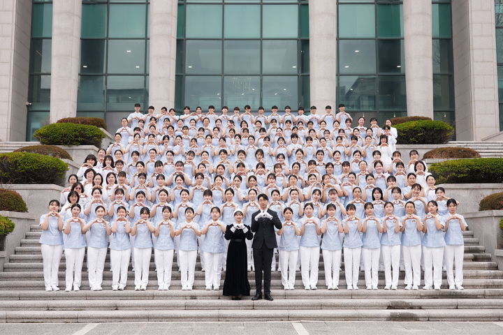[울산=뉴시스] 울산과학대학교 간호학부 학생들이 나이팅게일 선서식에서 단체 촬영을 하고 있다. (사진=울산과학대 제공) 2026.04.21. photo@newsis.com *재판매 및 DB 금지