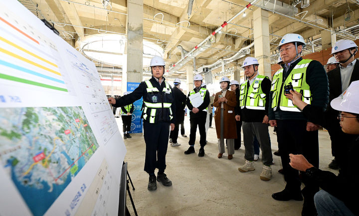[인천=뉴시스] 유정복 인천시장이 21일 인천발 KTX 직결사업 송도역사 증축공사 현장을 점검하고 있다. (사진=인천시 제공) 2026.04.21. photo@newsis.com *재판매 및 DB 금지