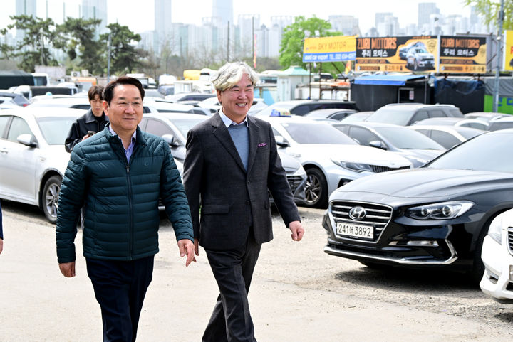 [인천=뉴시스] 유정복 인천시장이 21일 송도중고차 수출단지 현장을 점검하고 있다. (사진=인천시 제공) 2026.04.21. photo@newsis.com *재판매 및 DB 금지
