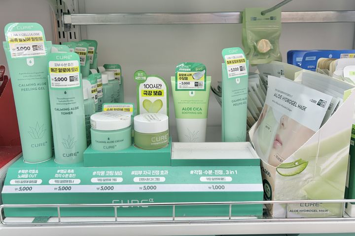 [서울=뉴시스] 권민지 기자 = 다이소에 판매중인 김정문알로에 제품. 2026.04.21. ming@newsis.com *재판매 및 DB 금지