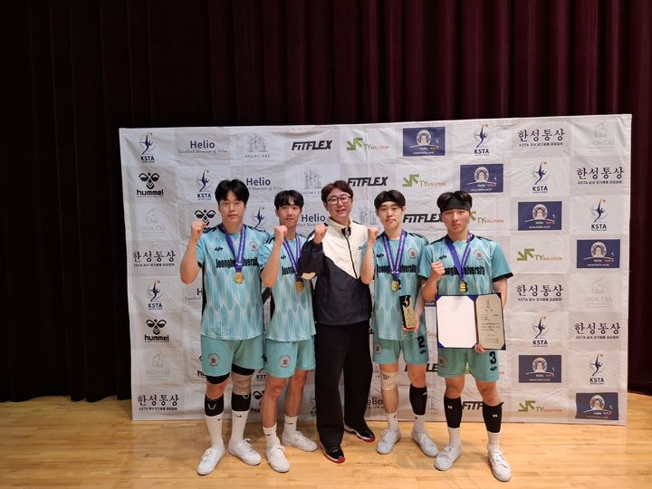 [금산=뉴시스] 제37회 전국 세팍타크로 선수권대회 더블에서 우승을 차지한 중부대 남자 세팍타크로 팀 기념촬영. (사진=중부대 제공) 2026.04.21. photo@newsis.com *재판매 및 DB 금지