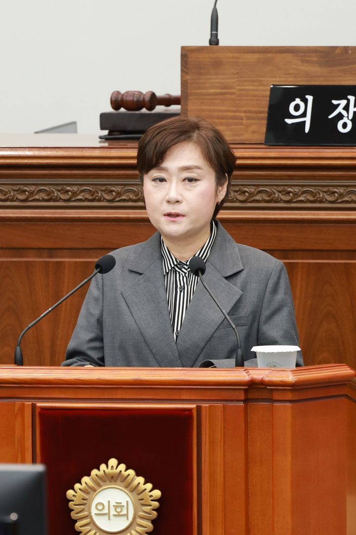 [창원=뉴시스] 강경국 기자 = 김묘정 경남 창원시의원이 21일 열린 제151회 임시회 제1차 본회의에서 5분 발언을 하고 있다. (사진=창원시의회 제공). 2026.04.21. photo@newsis.com *재판매 및 DB 금지