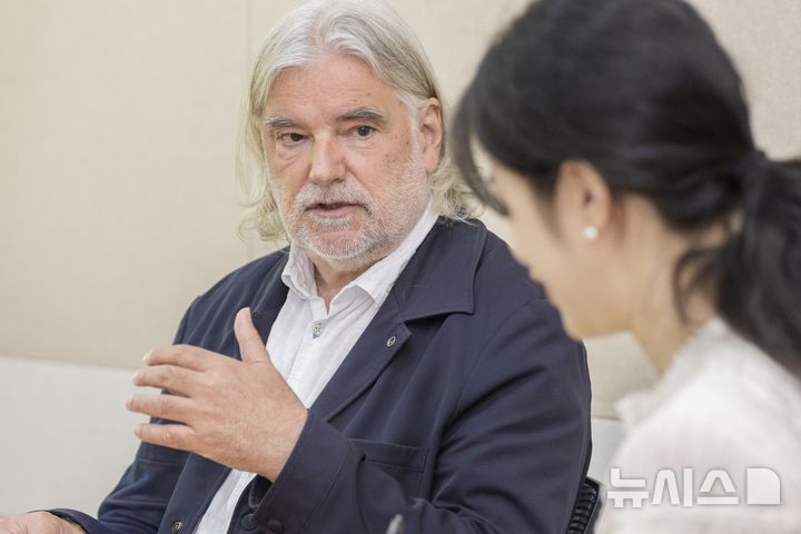 [서울=뉴시스] 21일 서울 종로구 예술가의집에서 2024년 한스 크리스티안 안데르센상 수상 작가 하인츠 야니쉬가 기자들과 가진 라운드 인터뷰에서 발언하고 있다. (사진=한국문화예술위원회 제공) 2026.04.21. photo@newsis.com *재판매 및 DB 금지