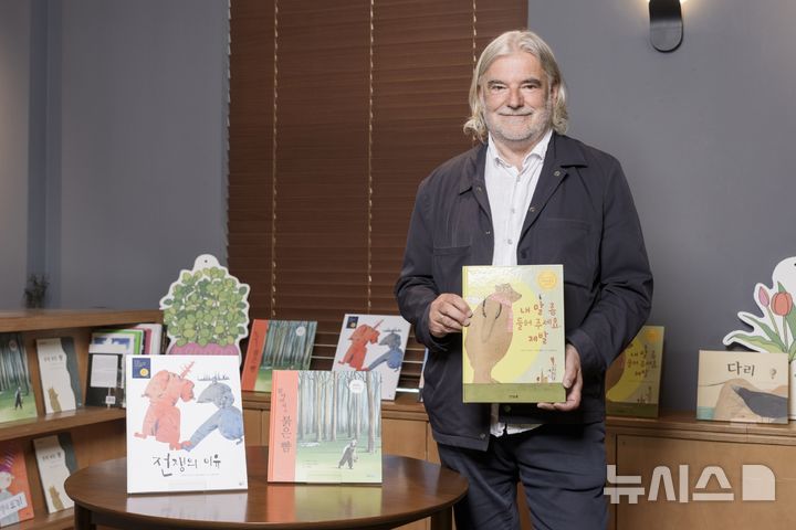 [서울=뉴시스] 21일 서울 종로구 예술가의집에서 2024년 한스 크리스티안 안데르센상 수상 작가 하인츠 야니쉬가 기자들과 가진 라운드 인터뷰에서 발언하고 있다. (사진=한국문화예술위원회 제공) 2026.04.21. photo@newsis.com *재판매 및 DB 금지